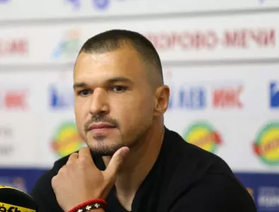 Валери Божинов влиза в театъра