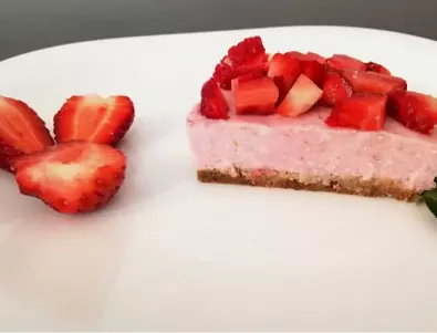 Божествено вкусен чийзкейк със сладолед и плодове - вижте как да го приготвите