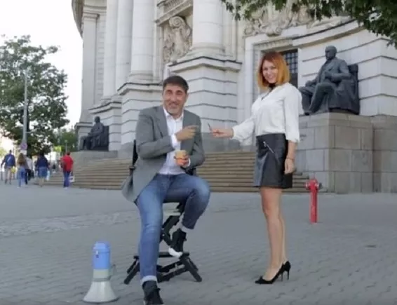 Къса кожена пола, кафенце и сметанка