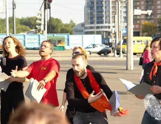 Който пее, зло не мисли
