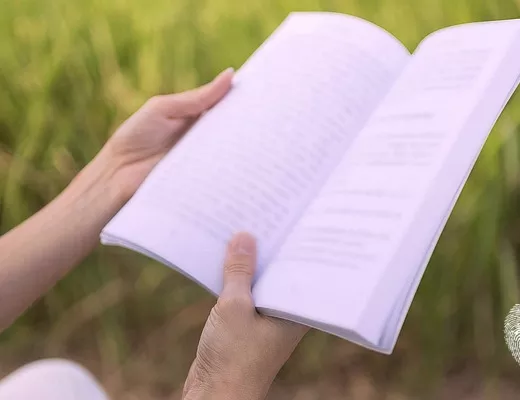С книга в ръка
