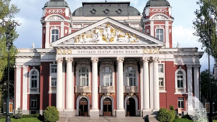 Театър пред театъра