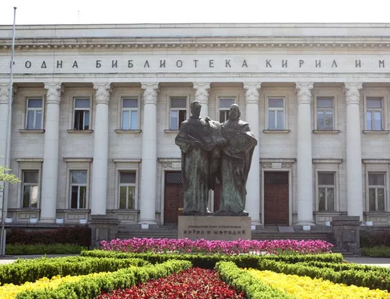 Националната библиотека подарява читателски карти