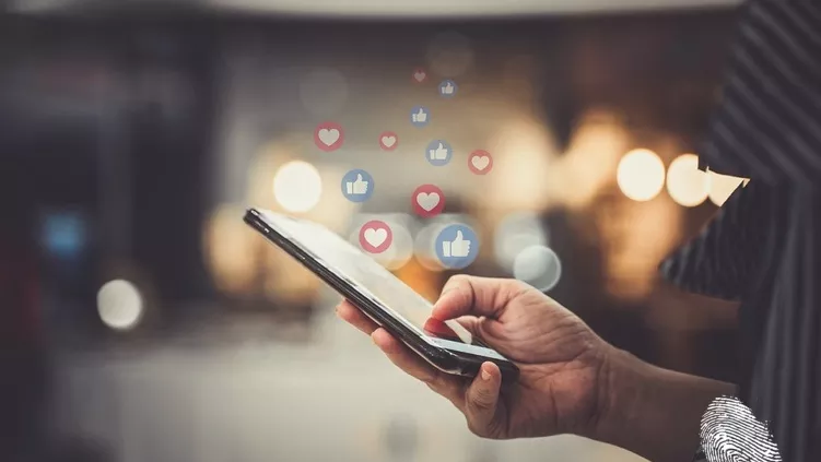 Защо непрестанно киснем във Facebook?