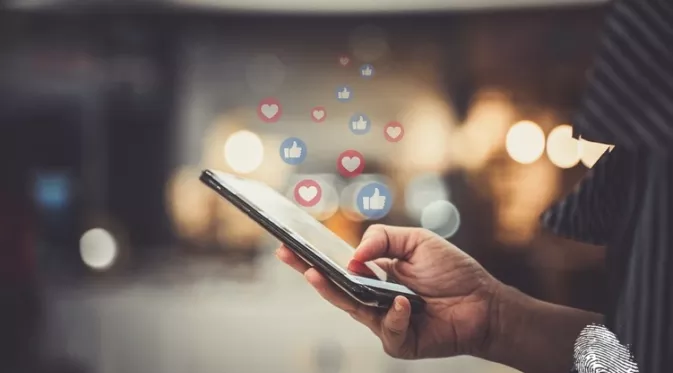 Защо непрестанно киснем във Facebook?