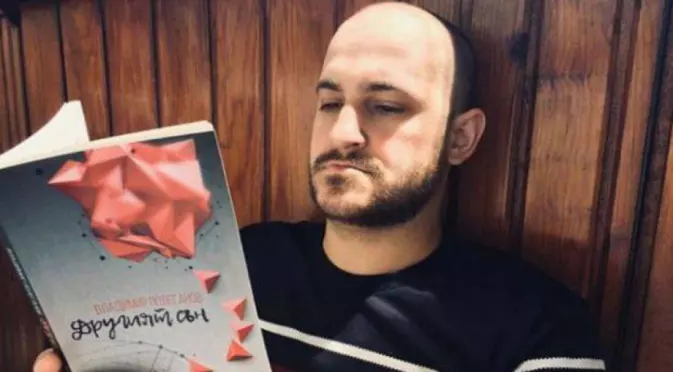 #София вкъщи - Писателят Мартин Колев: Правя пролетно почистване, йога и много четене