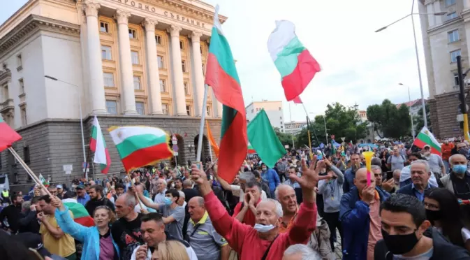 Политиката и обществото не живеят в симбиоза