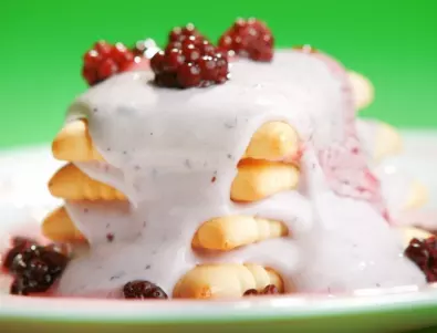 Най-вкусната бисквитена торта, поръсена с ядки или плодове