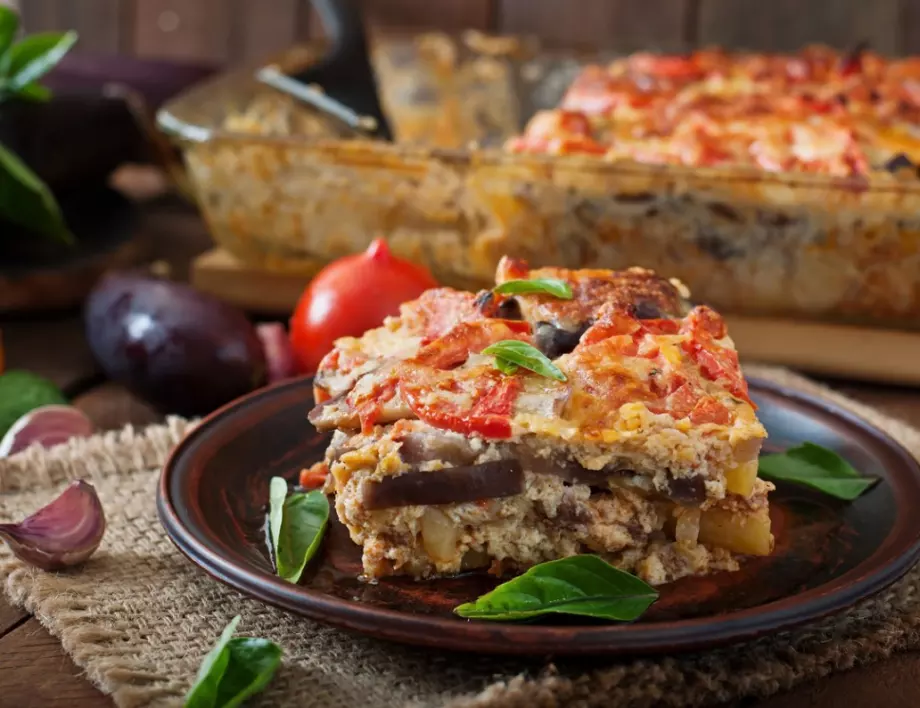 Бързо и вкусно ястие, подобно на мусака, с кайма, яйца и чушки