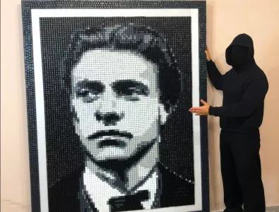 Анонимният художник: Изобразих лика на Васил Левски с 10 000 бутона от стотици клавиатури
