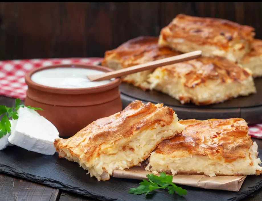 Вкусни банички с праз, сирене и кашкавал у дома