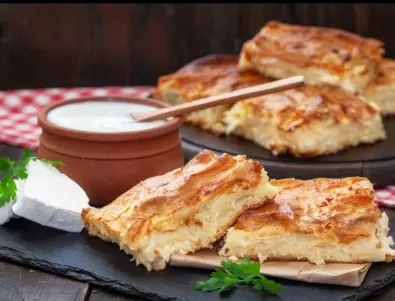 Вкусни банички с праз, сирене и кашкавал у дома