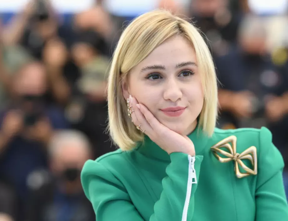 Мария Бакалова поема националния по футбол, 