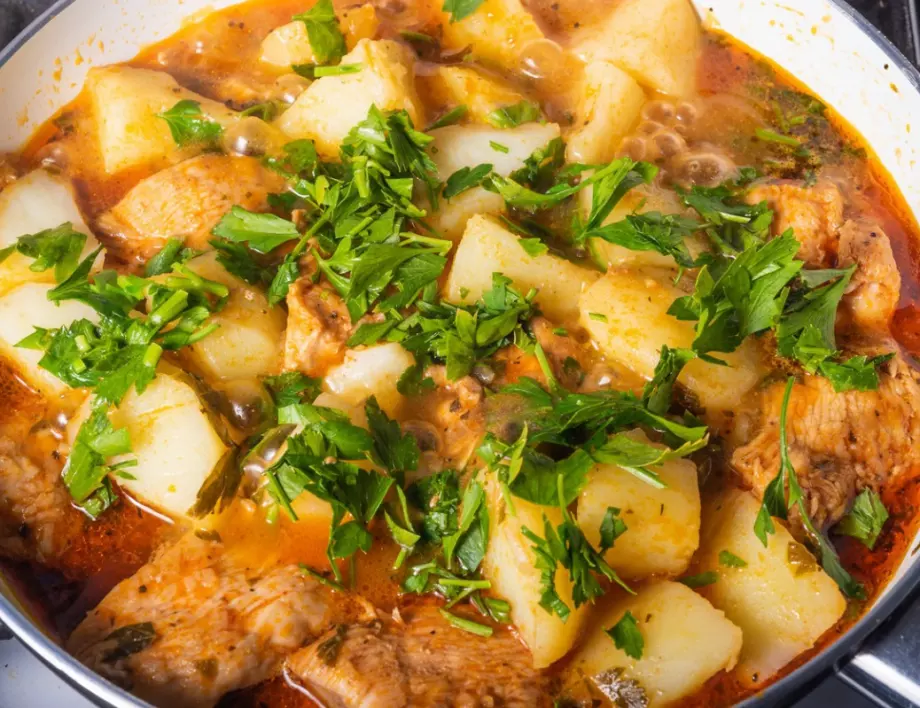 Вкусна пилешка яхния с картофи за нула време