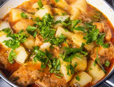 Вкусна пилешка яхния с картофи за нула време