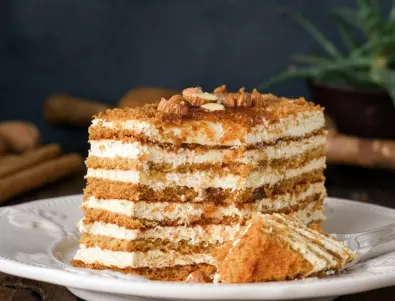 Сладкиш с ябълки и бисквити