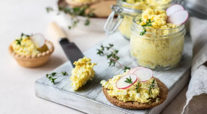 Бързо, но безумно вкусно ястие с тиквички, яйца и сирене