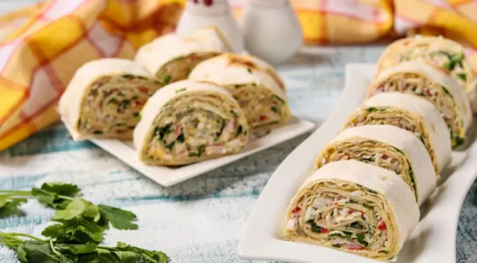 Вкусни рулца от крема сирене и тиквички 
