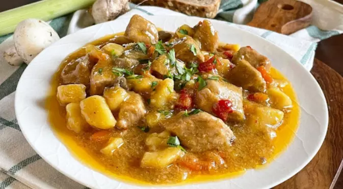 Вкусна яхния със свинско месо и зеленчуци