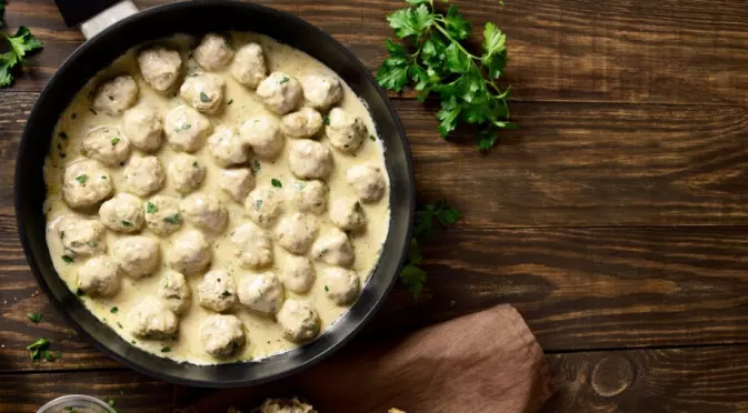 Бабините кюфтенца в млечен сос - по-вкусни и от преди