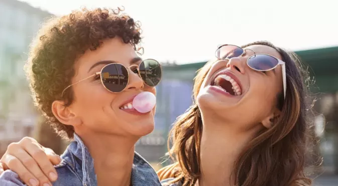 Виц на деня: Две студентки и един свален панталон