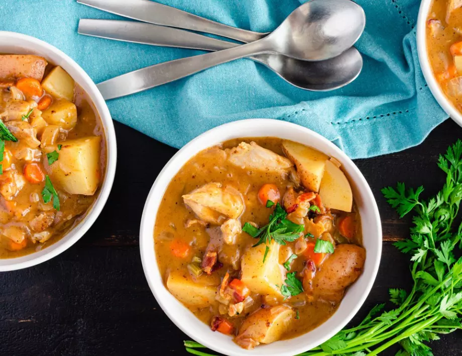 Яхнийка с картофи и грах
