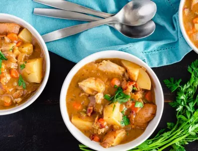 Яхнийка с картофи и грах