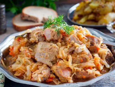 Крехко свинско, гарнирано с картофи и праз